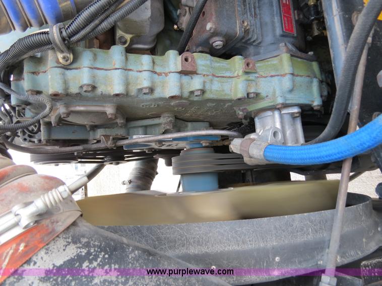 image for item B4589 1999 Kenworth T800 semi truck