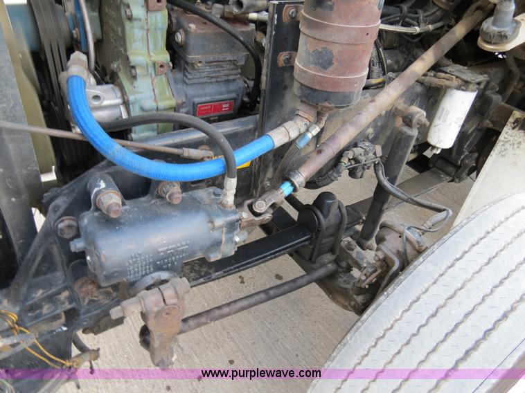 image for item B4589 1999 Kenworth T800 semi truck