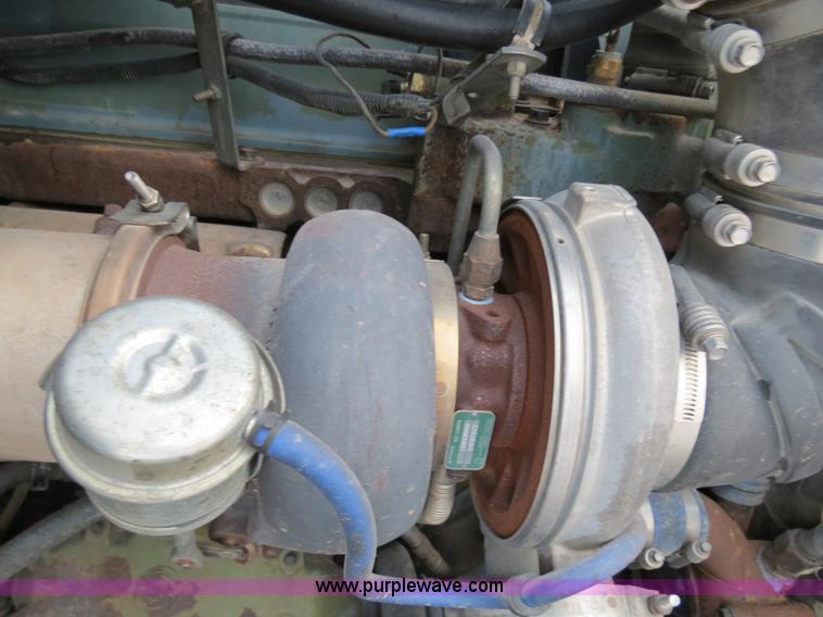 image for item B4589 1999 Kenworth T800 semi truck