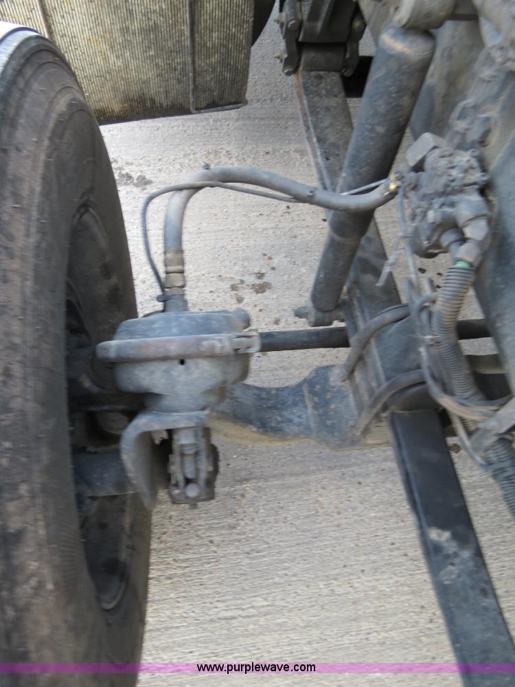 image for item B4589 1999 Kenworth T800 semi truck