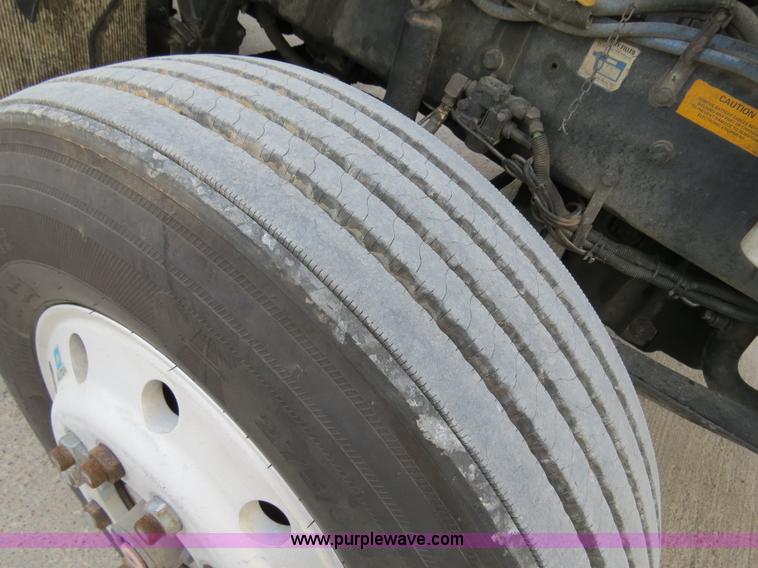 image for item B4589 1999 Kenworth T800 semi truck