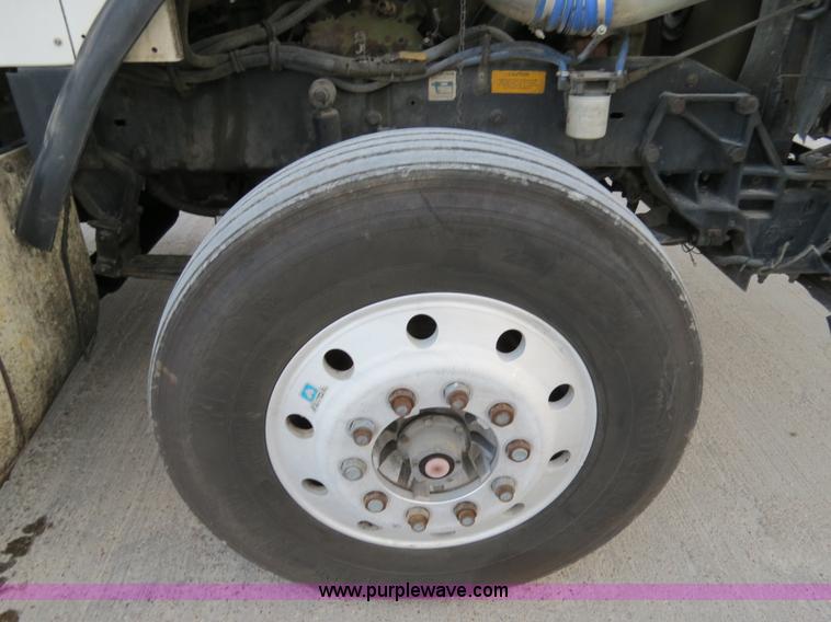 image for item B4589 1999 Kenworth T800 semi truck