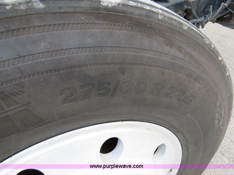 image for item B4589 1999 Kenworth T800 semi truck