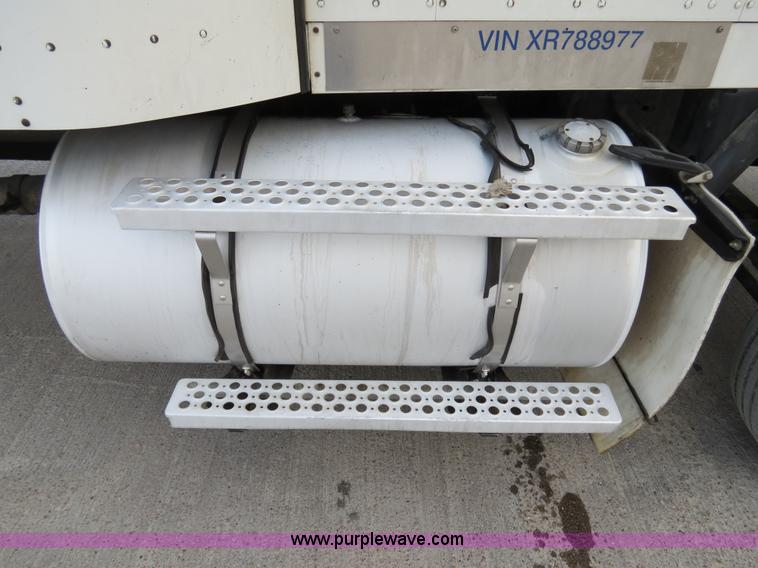 image for item B4589 1999 Kenworth T800 semi truck