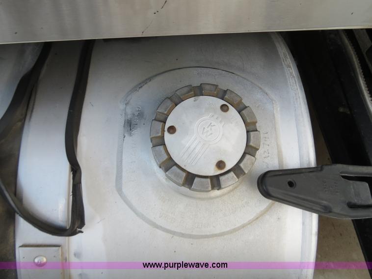 image for item B4589 1999 Kenworth T800 semi truck