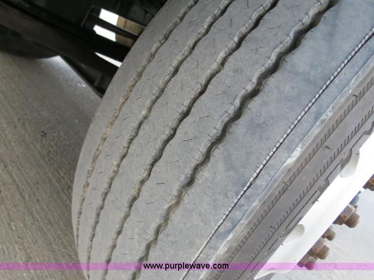 image for item B4589 1999 Kenworth T800 semi truck