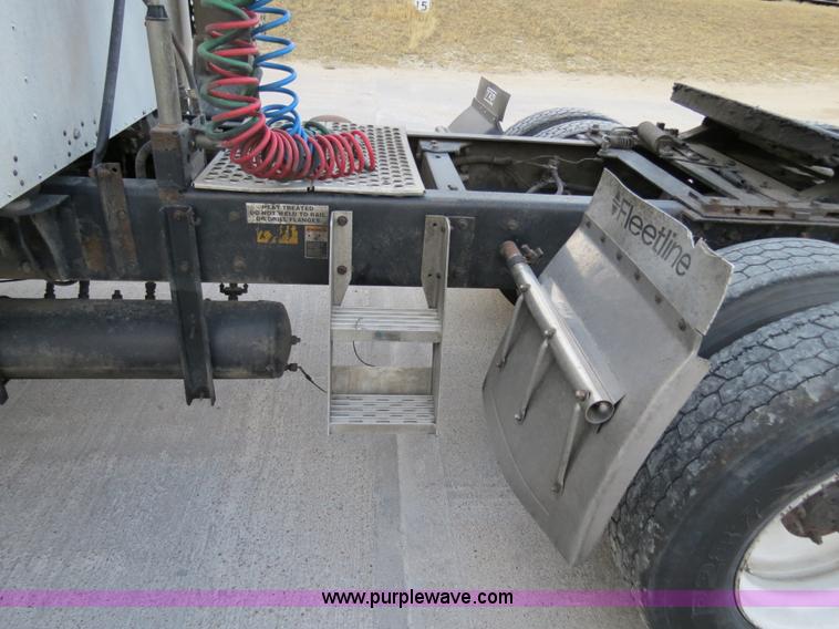 image for item B4589 1999 Kenworth T800 semi truck