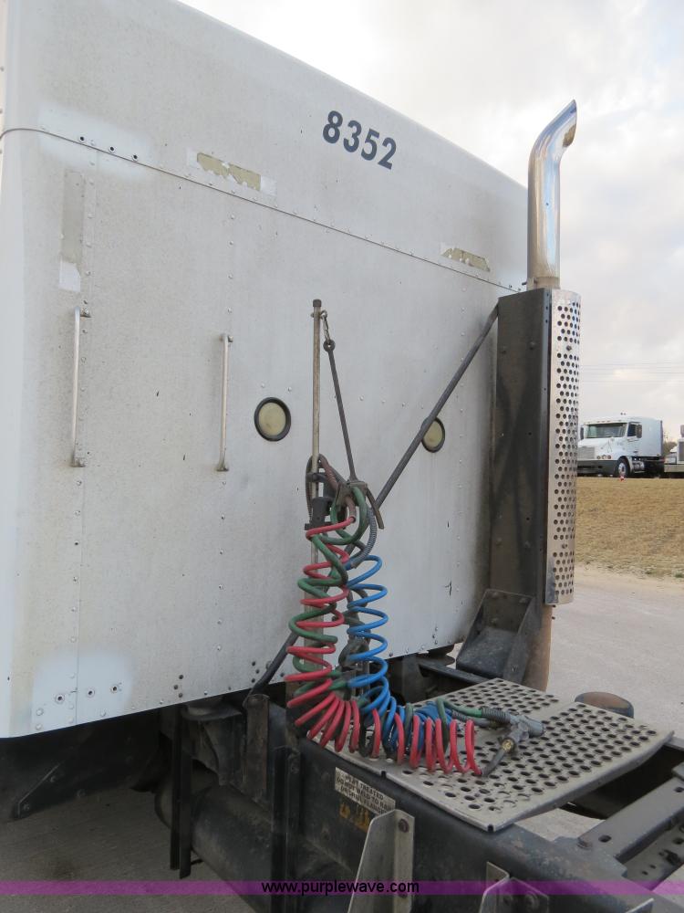 image for item B4589 1999 Kenworth T800 semi truck