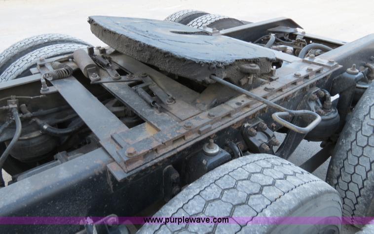 image for item B4589 1999 Kenworth T800 semi truck