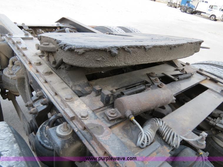 image for item B4589 1999 Kenworth T800 semi truck