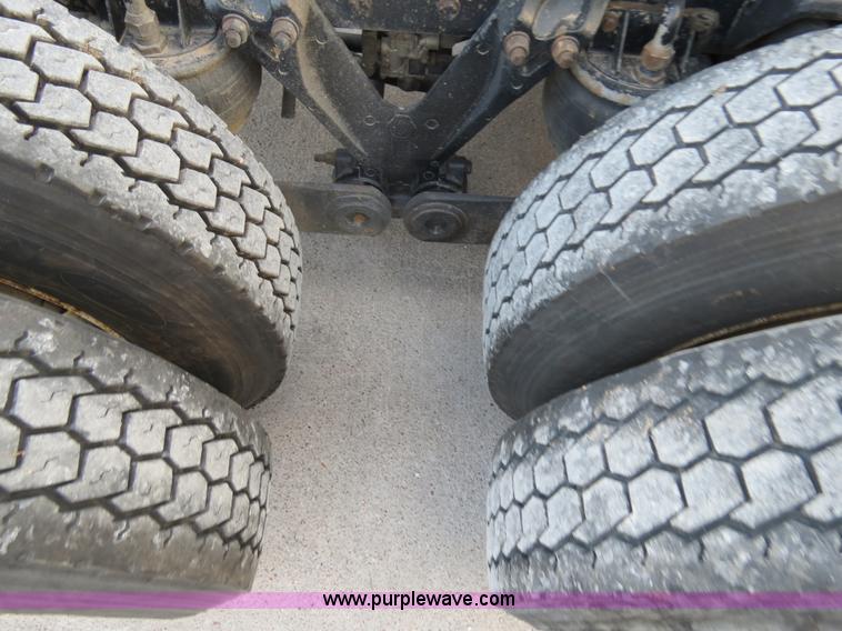 image for item B4589 1999 Kenworth T800 semi truck