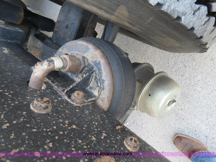 image for item B4589 1999 Kenworth T800 semi truck