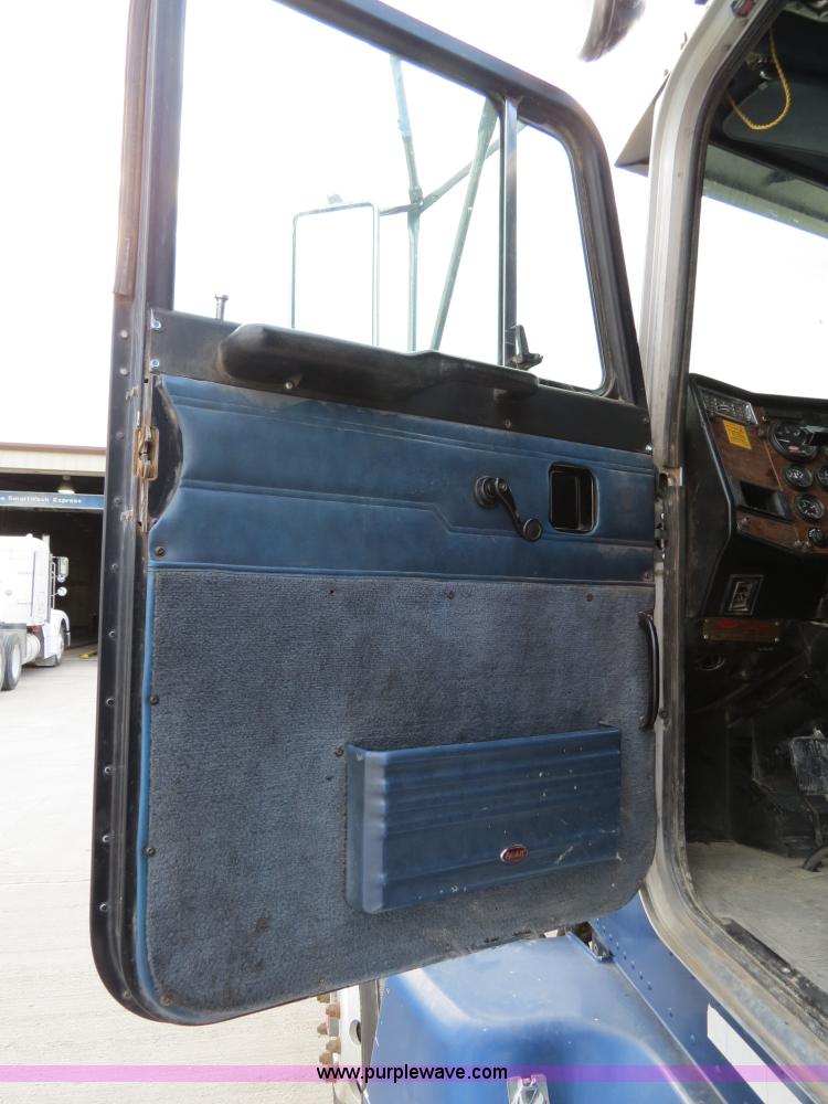 image for item B4590 1998 Peterbilt 377 semi truck