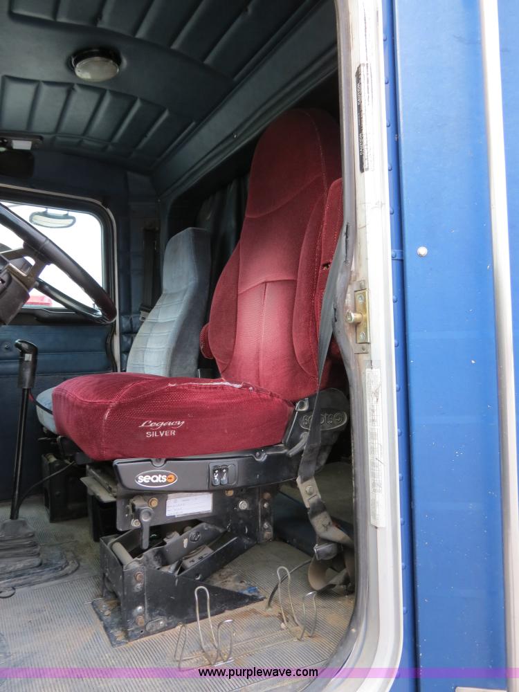 image for item B4590 1998 Peterbilt 377 semi truck