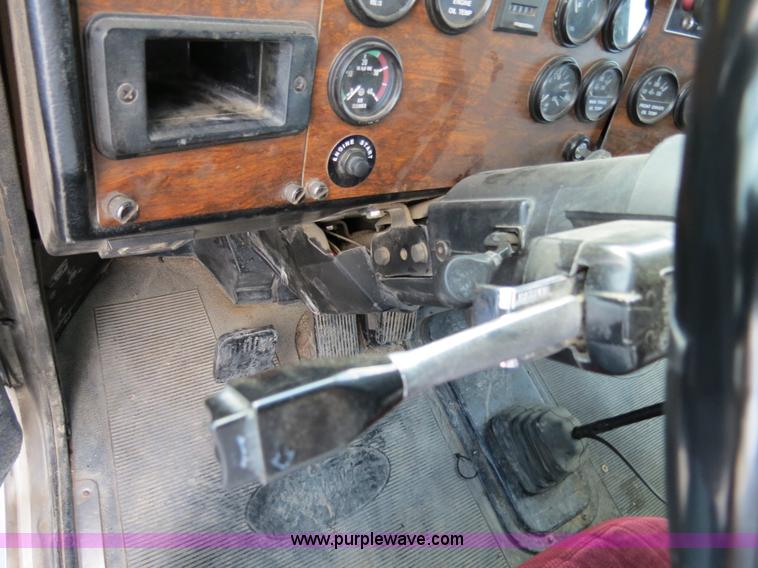 image for item B4590 1998 Peterbilt 377 semi truck