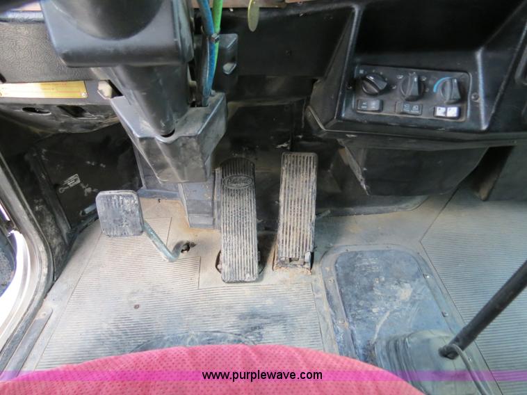 image for item B4590 1998 Peterbilt 377 semi truck