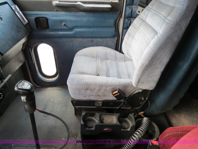 image for item B4590 1998 Peterbilt 377 semi truck