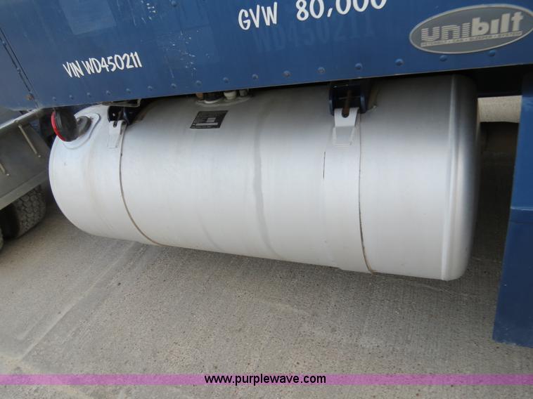 image for item B4590 1998 Peterbilt 377 semi truck