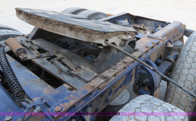 image for item B4590 1998 Peterbilt 377 semi truck