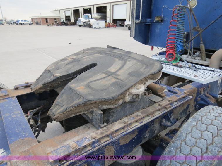 image for item B4590 1998 Peterbilt 377 semi truck