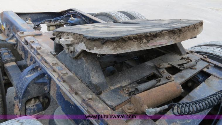 image for item B4590 1998 Peterbilt 377 semi truck