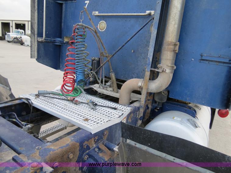 image for item B4590 1998 Peterbilt 377 semi truck