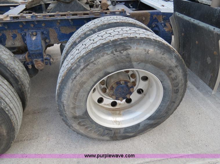 image for item B4590 1998 Peterbilt 377 semi truck