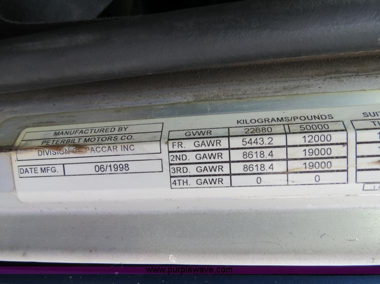 image for item B4591 1999 Peterbilt 377 semi truck