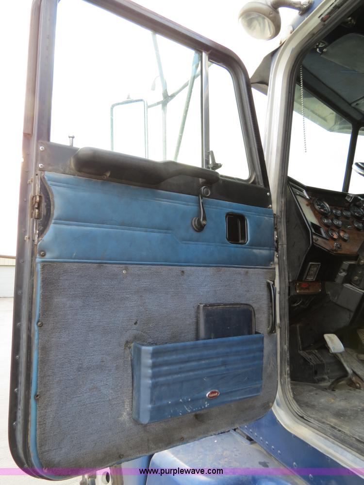 image for item B4591 1999 Peterbilt 377 semi truck
