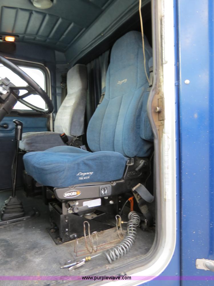 image for item B4591 1999 Peterbilt 377 semi truck