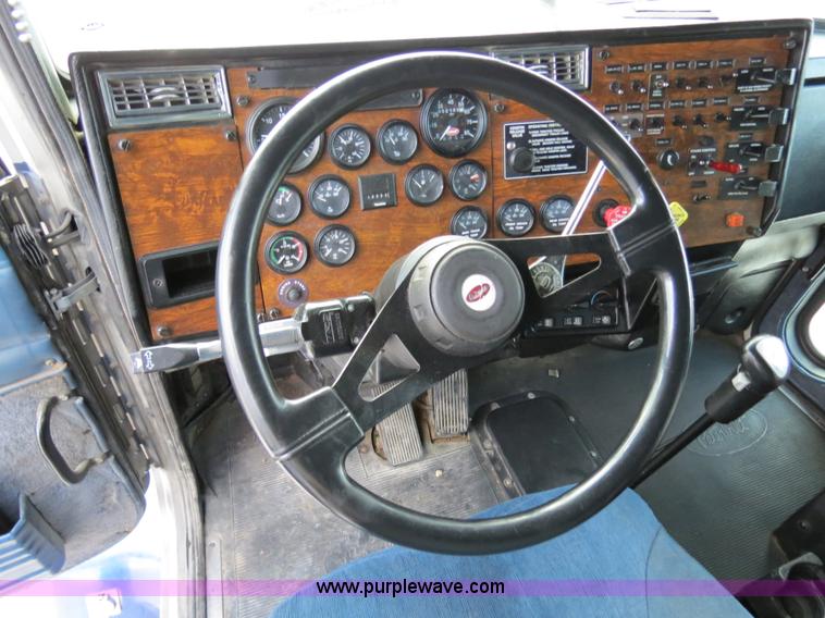 image for item B4591 1999 Peterbilt 377 semi truck