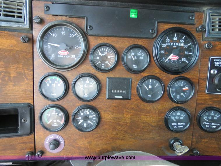 image for item B4591 1999 Peterbilt 377 semi truck