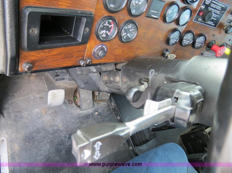 image for item B4591 1999 Peterbilt 377 semi truck