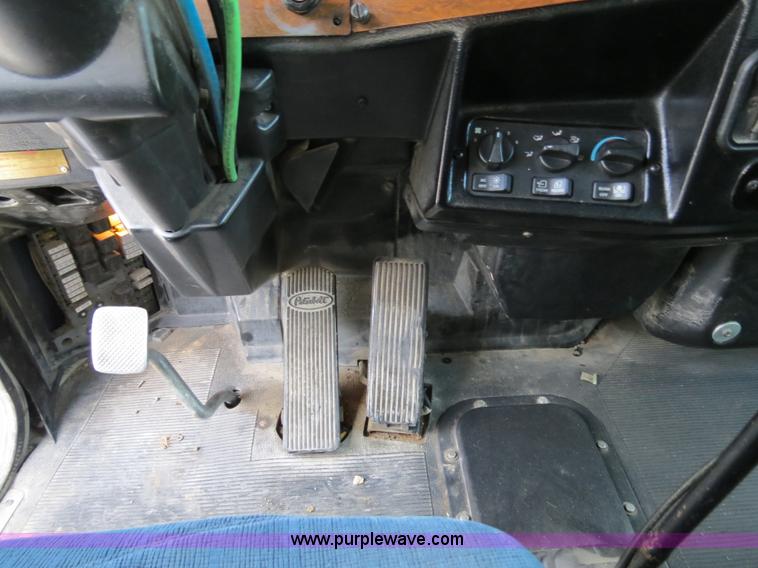 image for item B4591 1999 Peterbilt 377 semi truck
