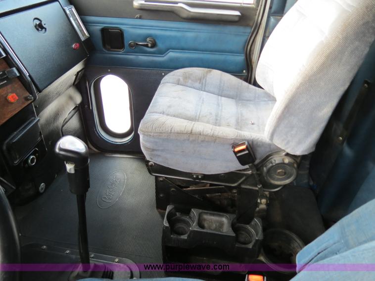image for item B4591 1999 Peterbilt 377 semi truck
