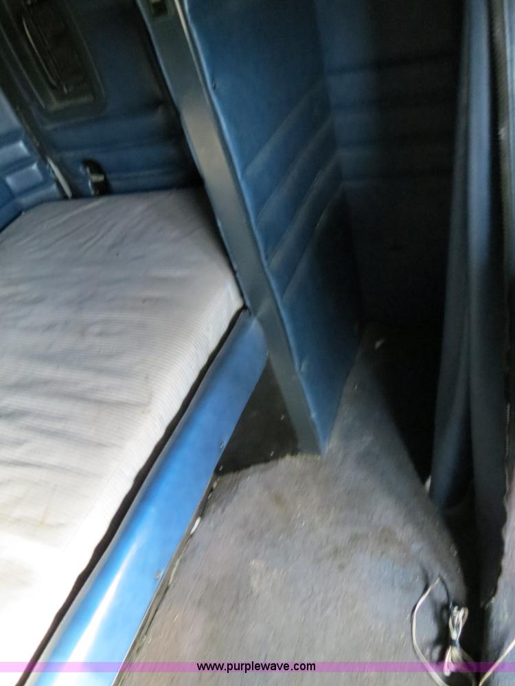 image for item B4591 1999 Peterbilt 377 semi truck