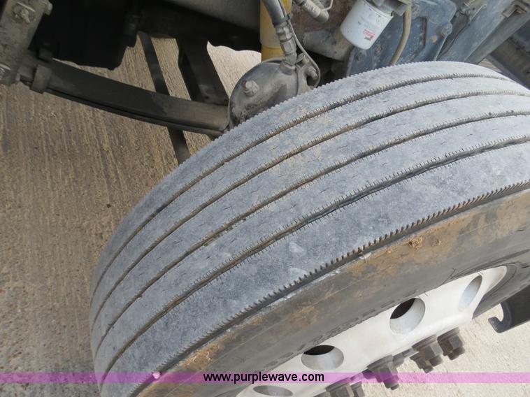 image for item B4591 1999 Peterbilt 377 semi truck