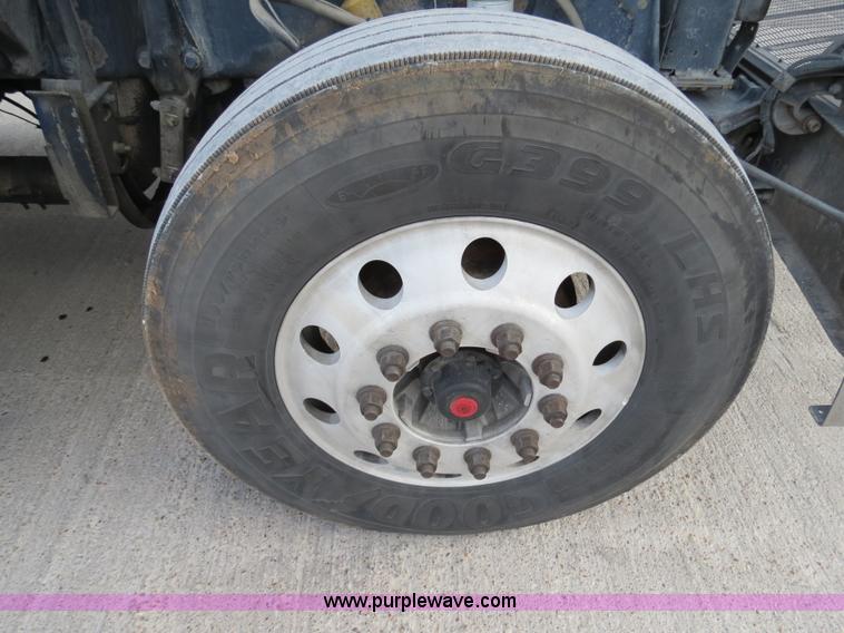 image for item B4591 1999 Peterbilt 377 semi truck