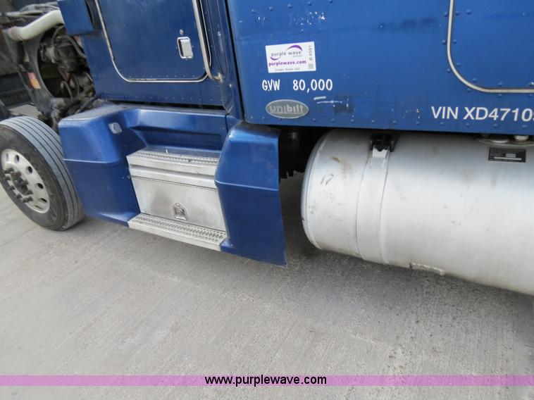 image for item B4591 1999 Peterbilt 377 semi truck