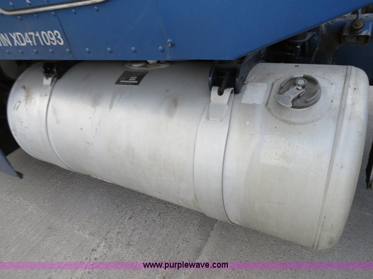 image for item B4591 1999 Peterbilt 377 semi truck