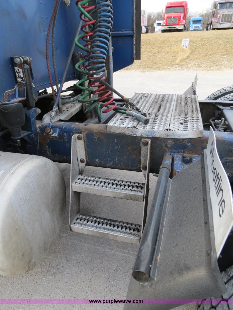 image for item B4591 1999 Peterbilt 377 semi truck