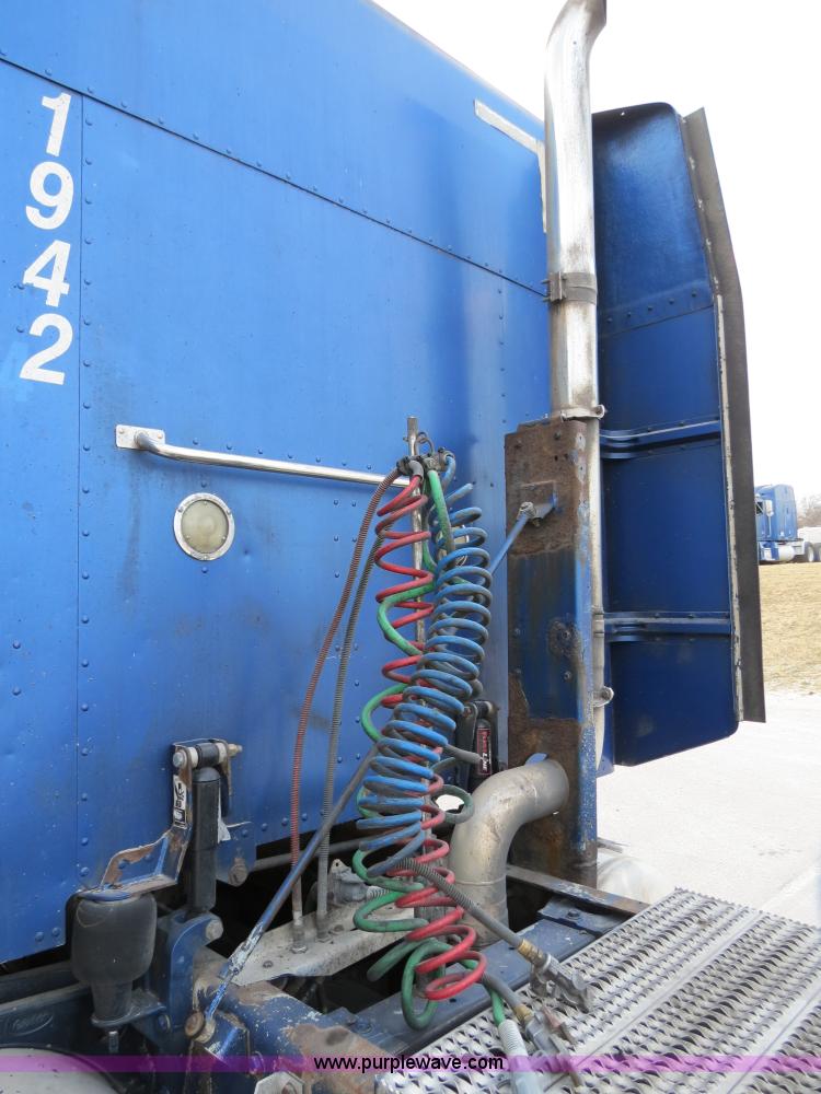 image for item B4591 1999 Peterbilt 377 semi truck