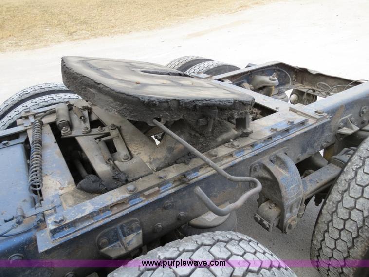 image for item B4591 1999 Peterbilt 377 semi truck