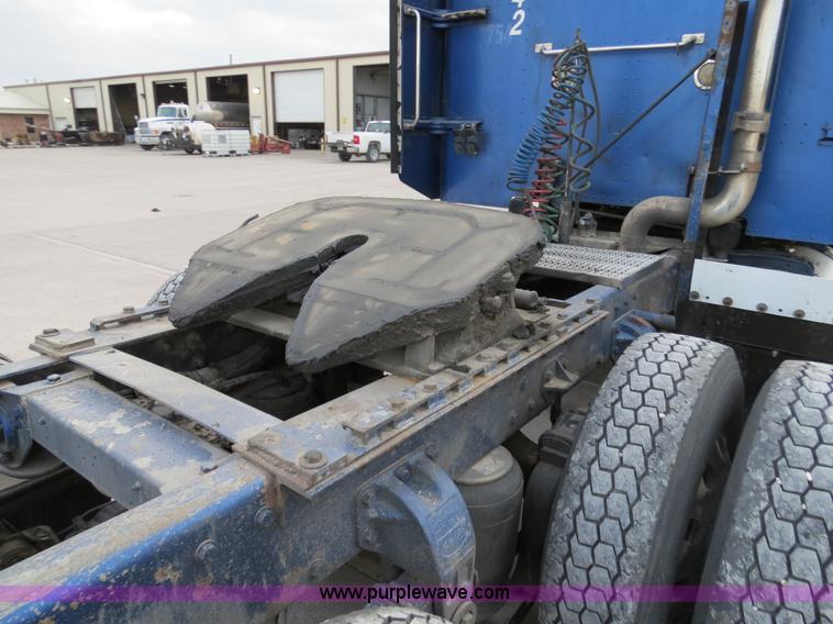 image for item B4591 1999 Peterbilt 377 semi truck