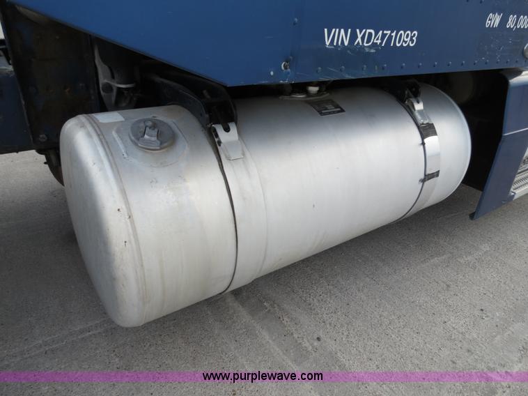 image for item B4591 1999 Peterbilt 377 semi truck