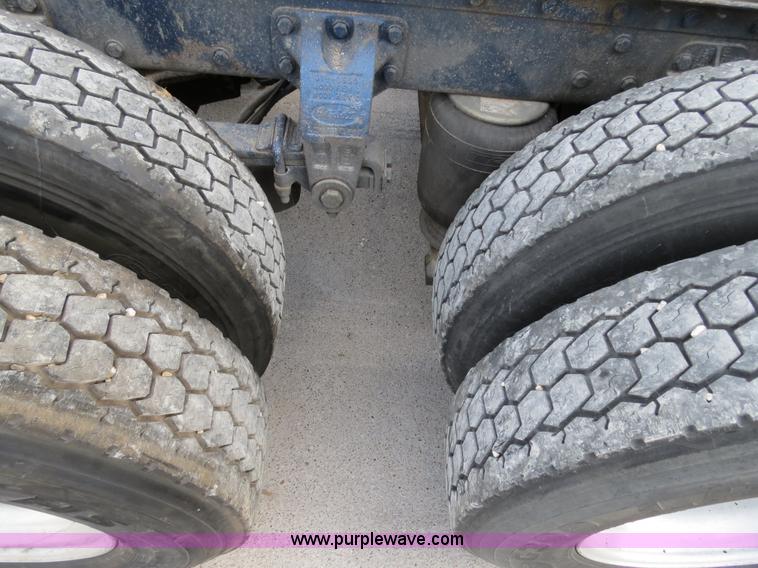 image for item B4591 1999 Peterbilt 377 semi truck