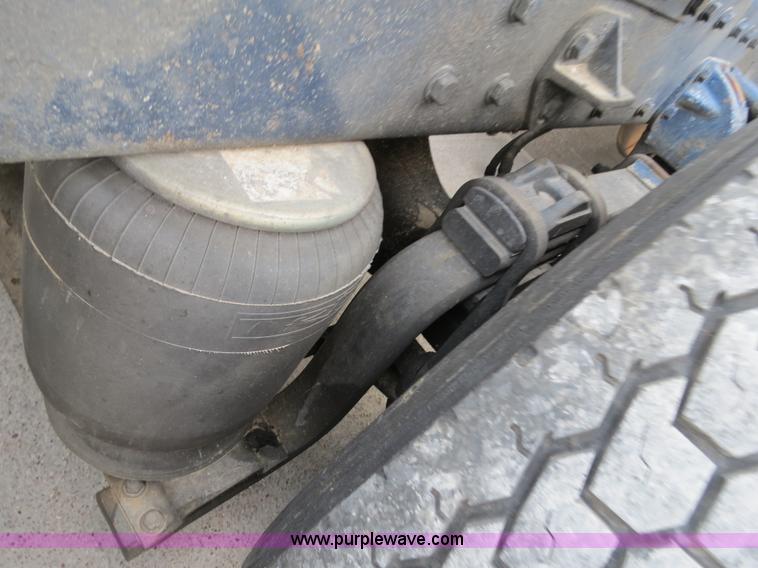 image for item B4591 1999 Peterbilt 377 semi truck