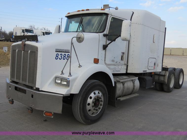 image for item B4592 2000 Kenworth T800 semi truck