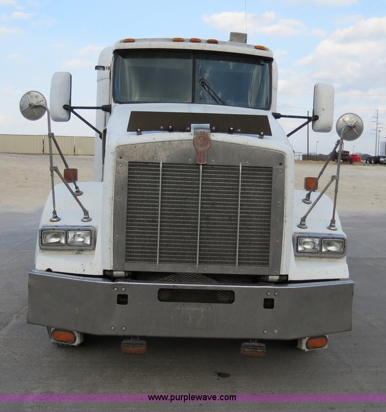 image for item B4592 2000 Kenworth T800 semi truck