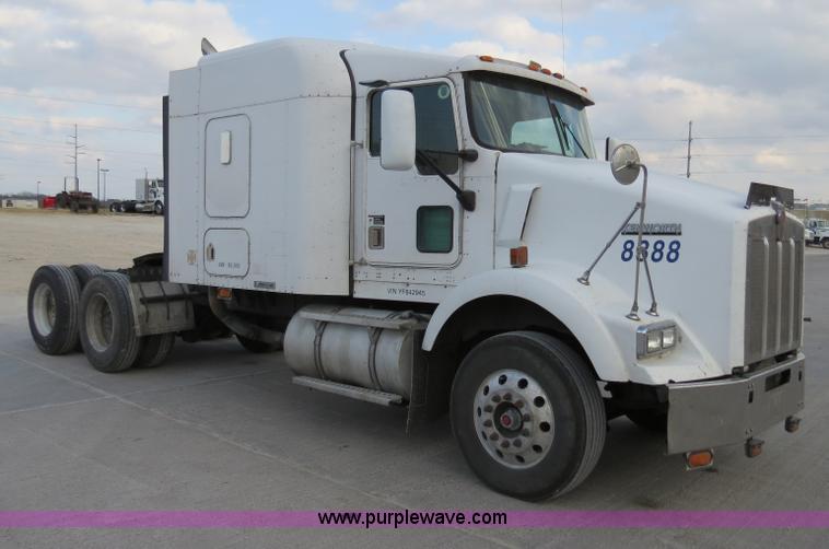 image for item B4592 2000 Kenworth T800 semi truck